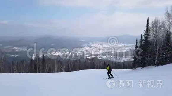 年轻的成人休闲滑雪者在寒冷的冬天享受田园诗般的完美天气。 独自在精心设计的滑雪板上滑雪