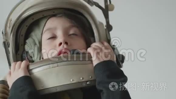 小宇宙女孩抬头看视频