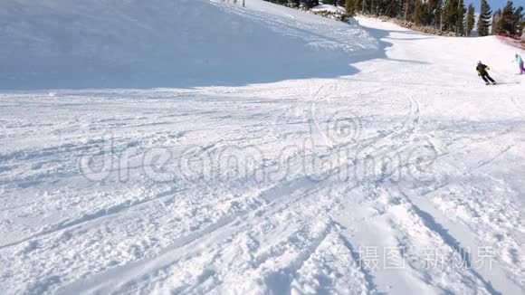 年轻的成人休闲滑雪者在寒冷的冬天享受田园诗般的完美天气。 独自在精心设计的滑雪板上滑雪