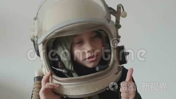 宇航员女孩展示了完美的手势视频