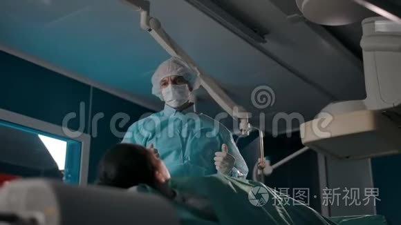 外科医生在手术台上解释病人的治疗计划