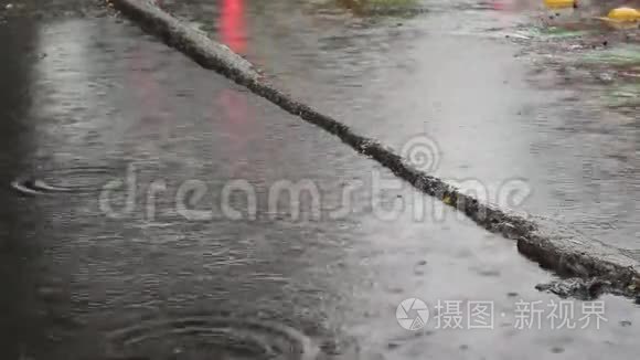 城市里一个下雨的下午视频