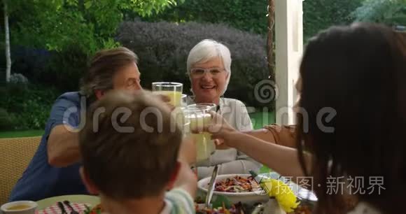 一家人夏天一起在外面吃饭视频
