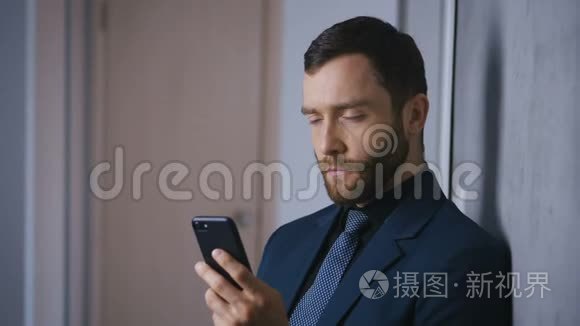 自信的商人手里拿着智能手机的肖像。 留胡子的老板用智能手机解决问题