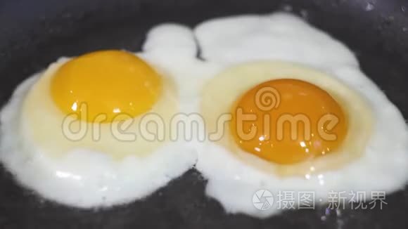 两个鸡蛋用油煎锅煎视频