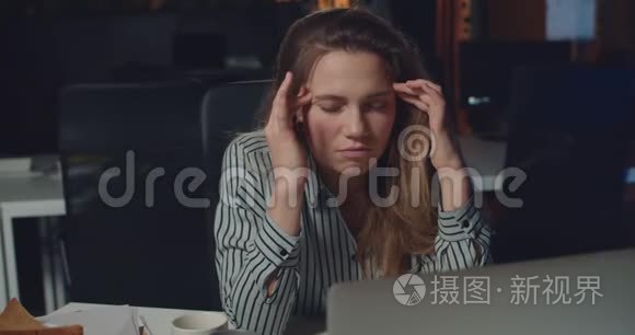 工作过度的女商人在办公室工作到很晚的时候太阳穴和。 受压迫的女孩