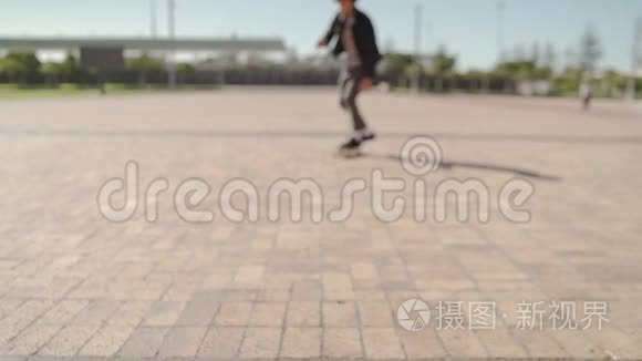 一个微笑的年轻男性滑板运动员骑在滑板上朝镜头的城市街道的肖像，