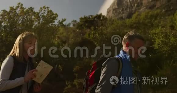 活跃的高级夫妇在森林徒步旅行视频