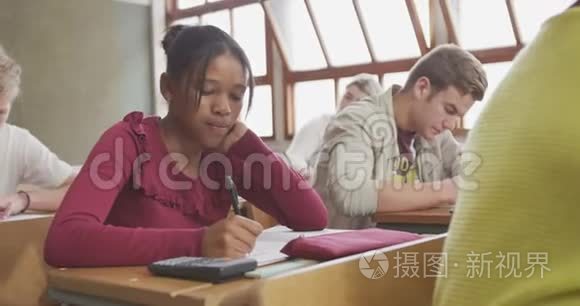 非裔美国女孩在课堂上体贴入微