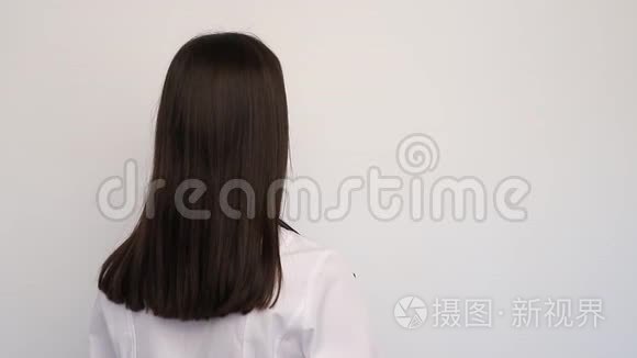 友好的女医生穿着白色医用外套手套和防护面罩，拿着客户证，