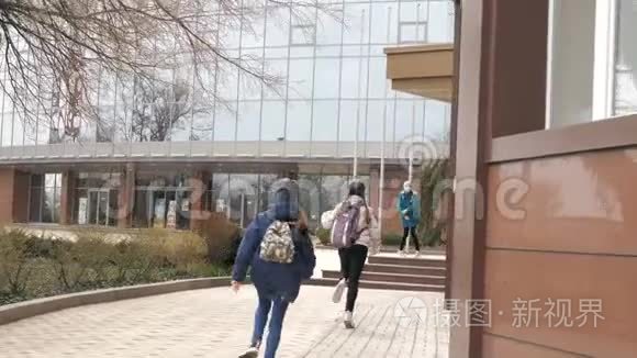 戴着口罩的儿童学生离开学校视频