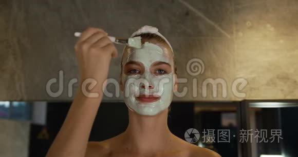在酒店戴面罩的白人女性视频