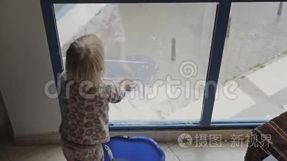 孩子玩清洁窗户。
