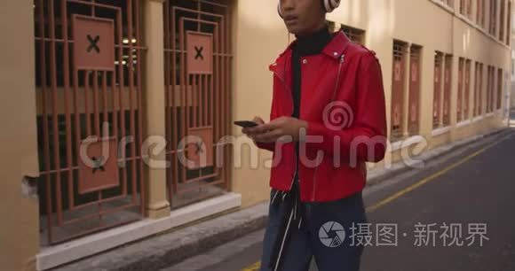 跨性别成人在街上听音乐