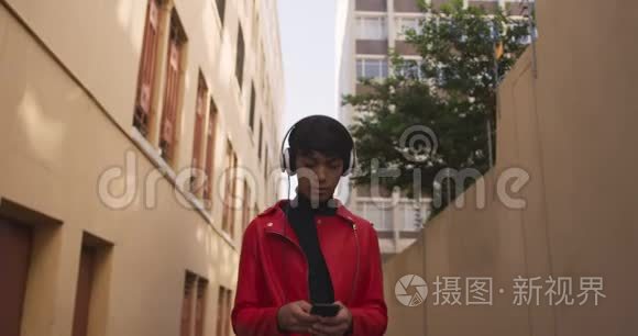 成人在街上听音乐视频