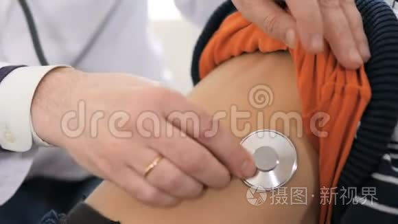 小儿科男用听诊器检查小儿心跳