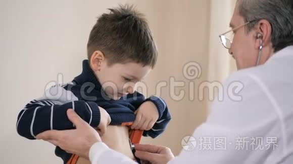 小儿科男用听诊器检查小儿心跳视频