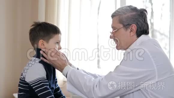 儿童医生在医院检查小男孩视频