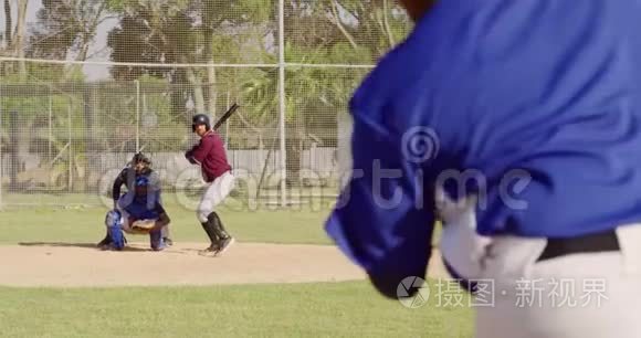 棒球运动员在比赛中投掷一个球视频