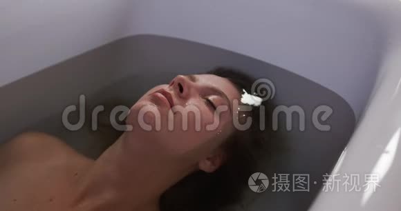 高加索女人在酒店洗澡视频