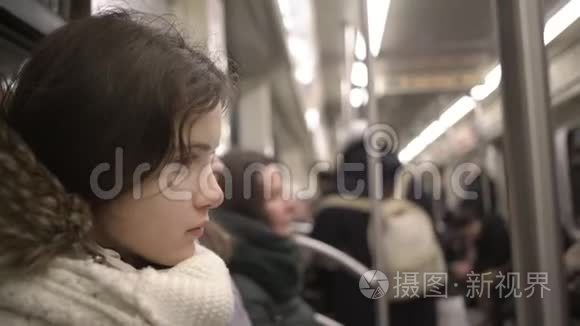 坐在马车上睡着的女孩乘地铁旅行