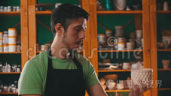 陶工师傅正在检查一个陶罐视频