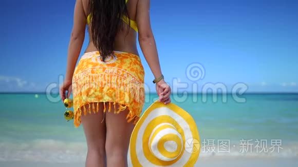 女人在海滩上享受热带暑假