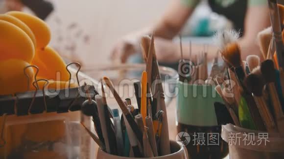 陶工师傅正在他的作坊里雕刻