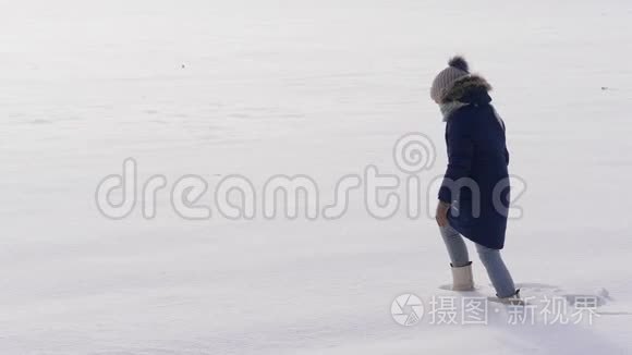 女孩经历了深深的雪视频