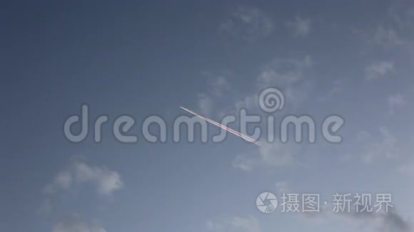 飞机在天空中飞行视频
