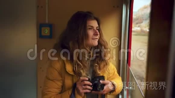瑞士伯尼娜火车快乐女摄影师视频