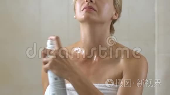女性淋浴后在浴室使用胶束水，清洁，滋润皮肤