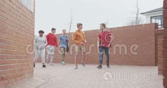 学生们在他们的高中校园里散步视频