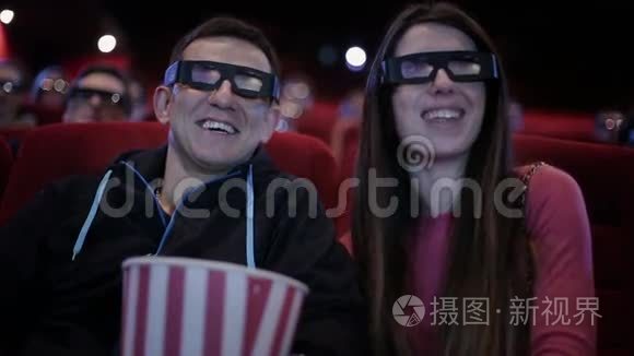 一对3D眼镜在电影院看电影
