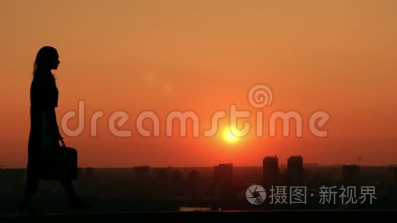 日出时分，女人漫步城市风景