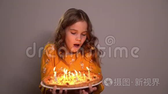 金发女孩在生日披萨上吹蜡烛视频