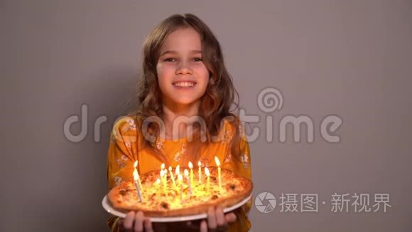 带蜡烛的披萨送给少女生日礼物视频