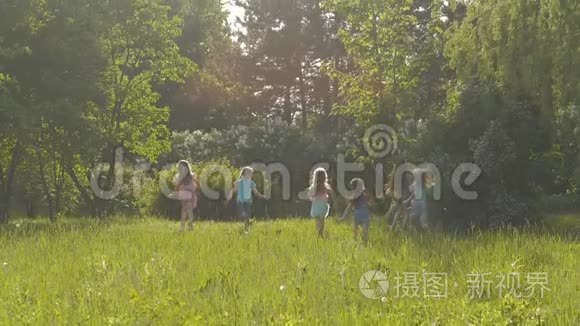 阳光明媚的夏日，一大群孩子穿着便服微笑着在公园里奔跑