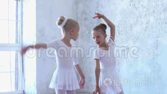 年轻的少女表演芭蕾。 一群优雅漂亮的年轻芭蕾舞演员精心编排的舞蹈