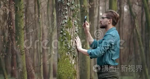 生物学家用放大镜研究植物