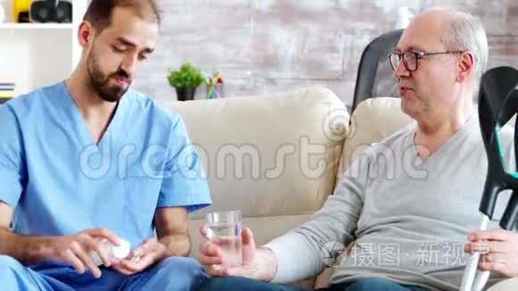 男护士给养老院的退休男子吃药视频