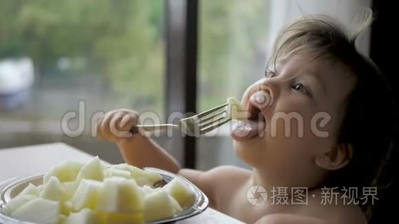 幼儿女孩在家吃桌子上的甜瓜