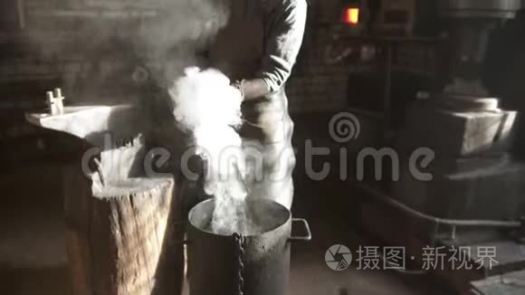铁匠在冷水桶中冷却热的细节视频
