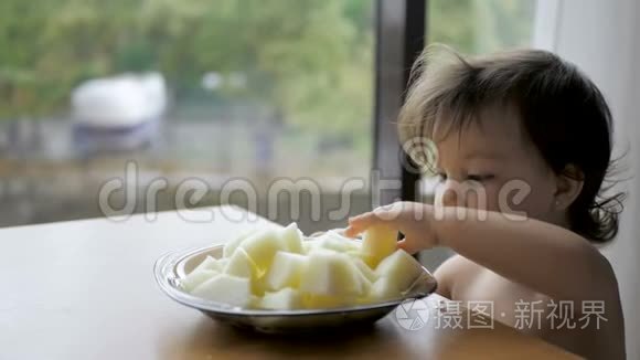 幼儿女孩在家吃桌子上的甜瓜视频