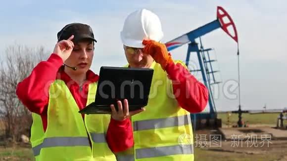 油田的工人视频