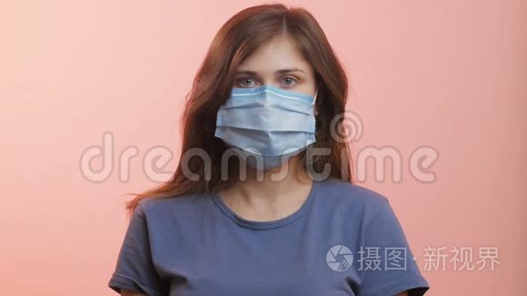 年轻女性戴着防护面罩，并显示手势OK、概念健康、幸存者行为、服从检疫