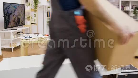 年轻男性工人阅读家具说明书视频