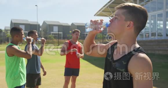 男子在晴天训练后饮水视频