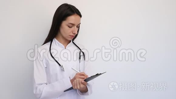友好的女医生，给客户写诊断卡，他脖子上的听诊器