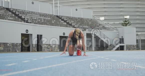 白人运动员在体育场跑步